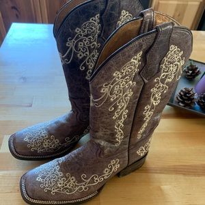 Woman’s Corral Embroidered Cowgirl boots